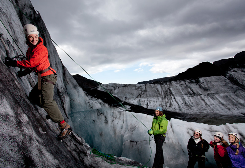 Aventura glaciar sobre hielo azul