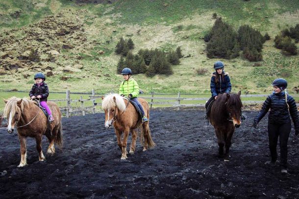 Tour familiar a caballo por la playa de arena negra