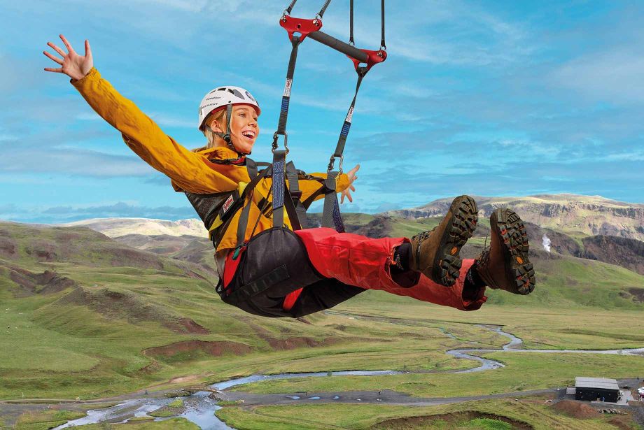 Aventura en tirolesa sobre paisajes naturales en Islandia