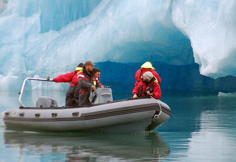 Excursión en zodiac laguna glaciar