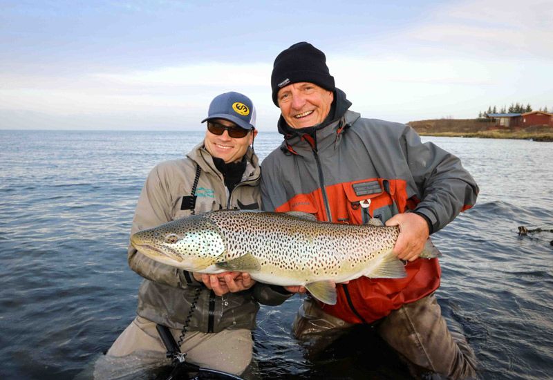 Pesca en lago Thingvallavatn Islandia